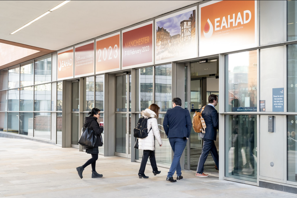 Healthcare professionals walking into the EAHD 2023 Congress.